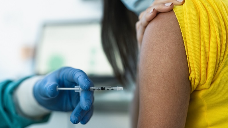 Coraz mniej osób chce się szczepić. Największe zaufanie budzi preparat Pfizera