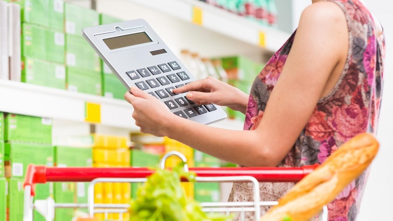 Konsumenci nie widzą, żeby ceny w sklepach spadły przez ustawową obniżkę VAT-u na żywność