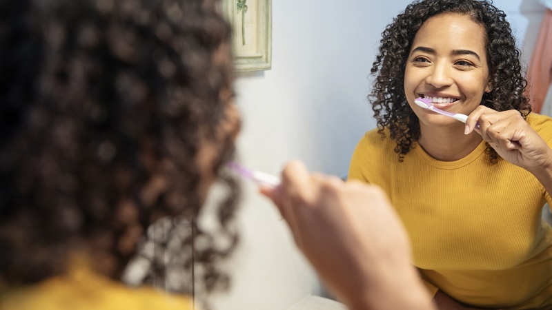 Polacy mają problem z myciem zębów. Tylko nieco ponad 2 proc. robi to po każdym posiłku